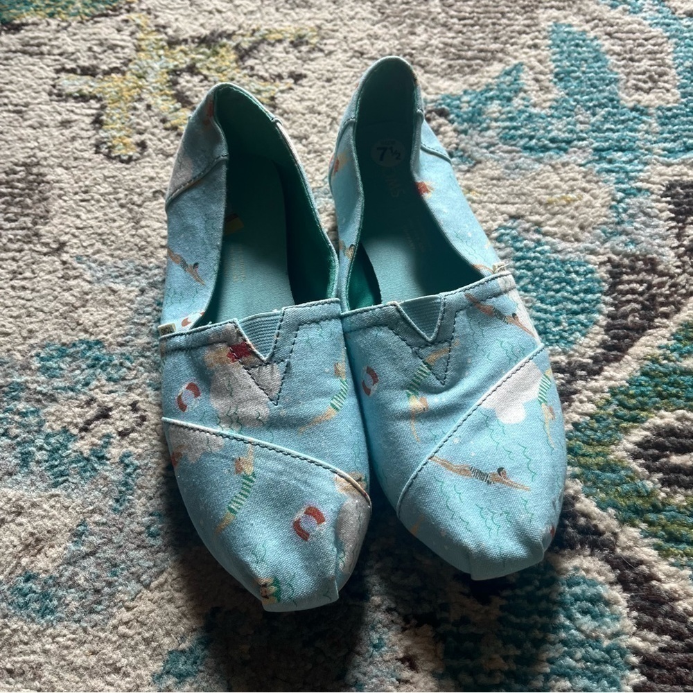Light blue swimming themed Tom’s flat shoes - Picture 2 of 8
